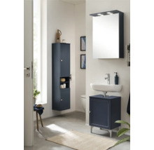 Kúpeľňa s umývadlovou skrinkou, zrkadlovou skrinkou a vysokou skrinkou v tmavomodrej farbe