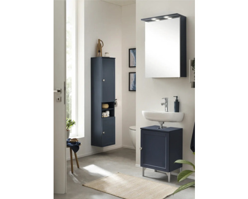 Kúpeľňa s umývadlovou skrinkou, zrkadlovou skrinkou a vysokou skrinkou v tmavomodrej farbe