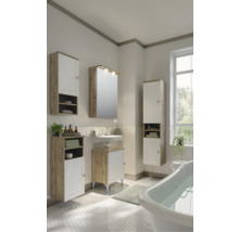 Kúpeľňa s umývadlom, zrkadlovou skrinkou a vysokými skrinkami