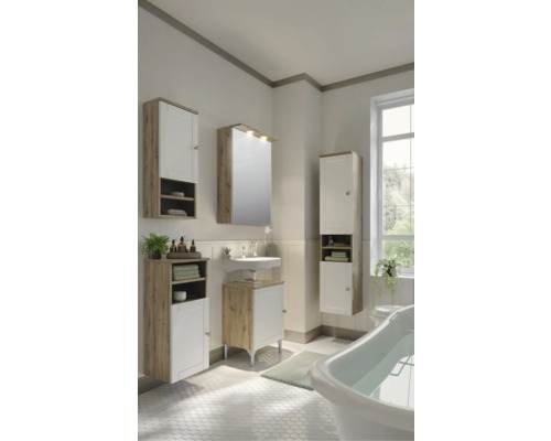 Kúpeľňa s umývadlom, zrkadlovou skrinkou a vysokými skrinkami