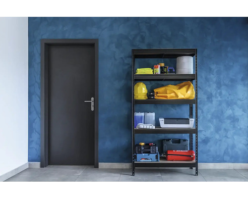 Garáž s regálmi a dverami