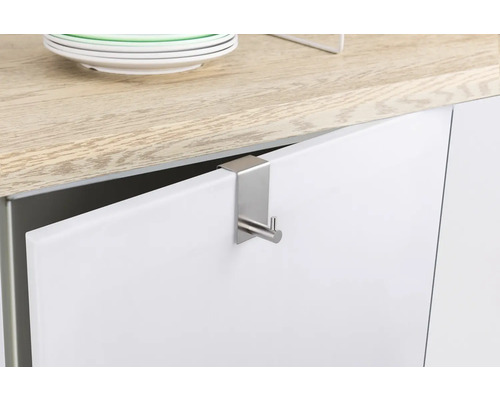 Kovový dverový hák na dverách skrine