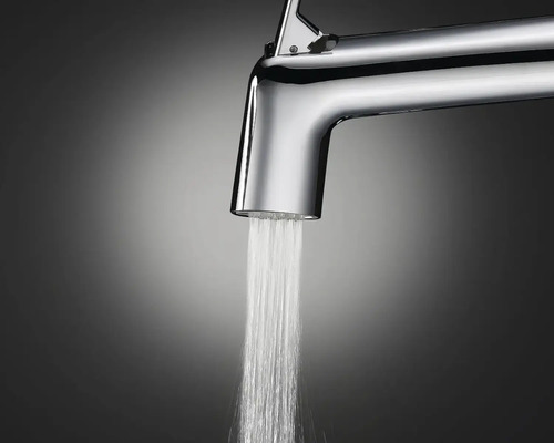 Vodovodný kohútik s tečúcou vodou