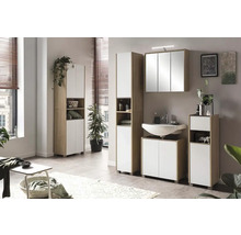 Kúpeľňa s umývadlom, zrkadlovou skrinkou a vysokou skrinkou vo svetlom drevenom dekore