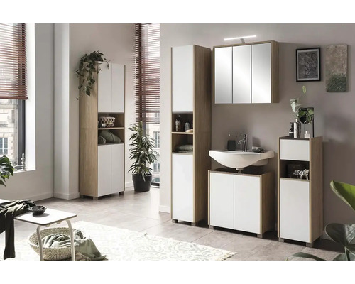 Kúpeľňa s umývadlom, zrkadlovou skrinkou a vysokou skrinkou vo svetlom drevenom dekore