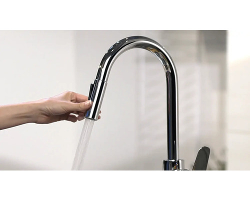 Kuchynská batéria s výsuvnou sprchou a tečúcou vodou