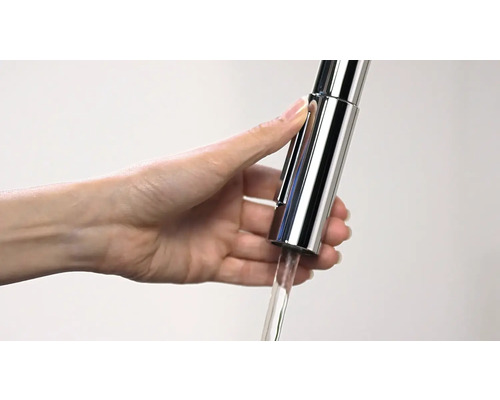 Ženská ruka ovláda vodovodný kohútik