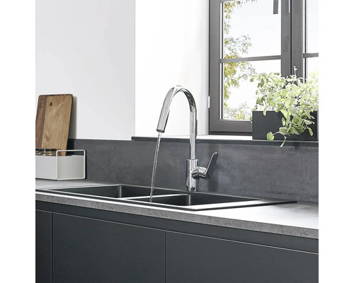 Kuchynský drez s vodovodnou batériou a kuchynskými potrebami