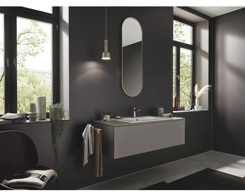 Moderná kúpeľňa s umývadlom, zrkadlom a závesným svietidlom