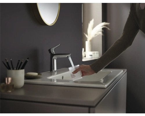 Moderná kúpeľňa s umývadlom, batériou a zrkadlom