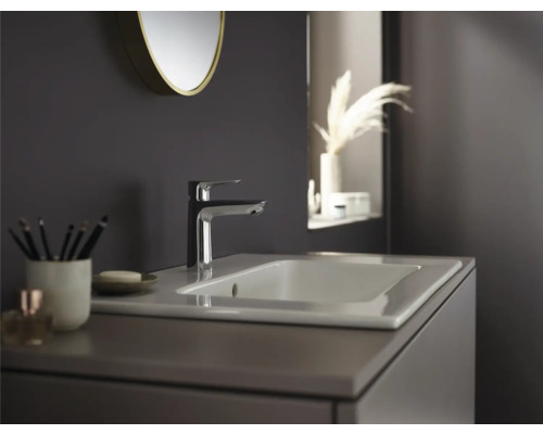 Moderná kúpeľňa s umývadlom, batériou a zrkadlom