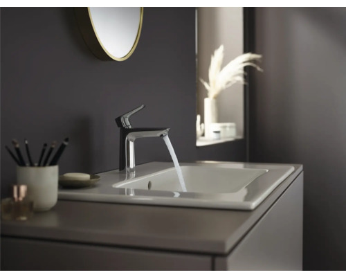 Moderná kúpeľňa s umývadlom, vodovodnou batériou a zrkadlom