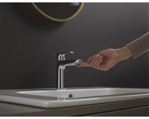 Umývadlová batéria s prstom na senzore na aktiváciu prietoku vody