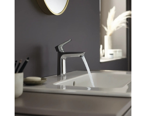 Kovová vodovodná batéria na umývadle s tečúcou vodou