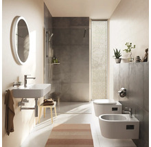 Moderná kúpeľňa so sprchou, umývadlom, toaletou a bidetom