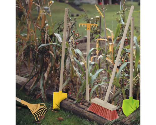 Záhradná scéna s hrabľami, lopatou a metlou