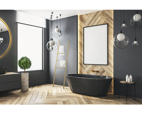 Svetlá kúpeľňa s vaňou, rebríkom na uteráky, zrkadlom, rastlinou a závesnými svietidlami.