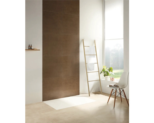 Moderná kúpeľňa s hnedými obkladačkami a svetlým dreveným dekorom