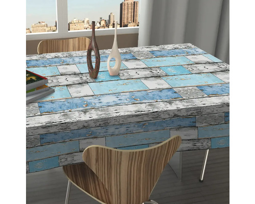 Stôl s obrusom s dreveným dizajnom vo svetlej miestnosti.