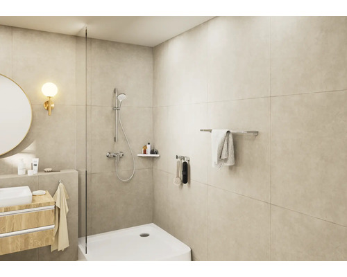 Moderná kúpeľňa so sprchou, umývadlom a zrkadlom