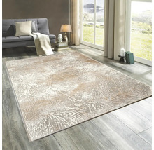 Dekoratívny koberec v obývacej izbe s pohovkou a denným svetlom