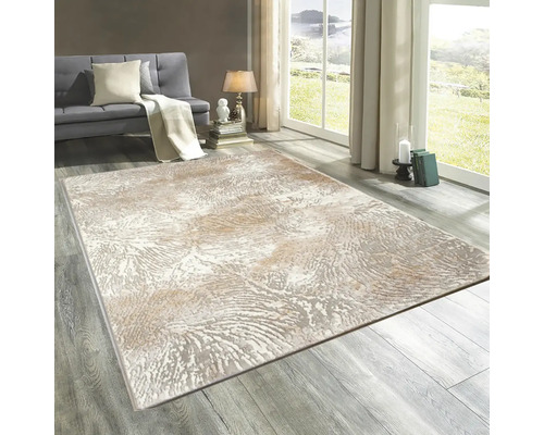 Dekoratívny koberec v obývacej izbe s pohovkou a denným svetlom