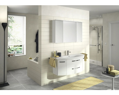 Kúpeľňa s umývadlom, zrkadlovou skriňou, vaňou a sprchou.