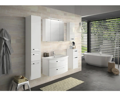 Moderná kúpeľňa s bielym nábytkom, umývadlom, zrkadlovou skriňou, vysokou skriňou a vaňou.