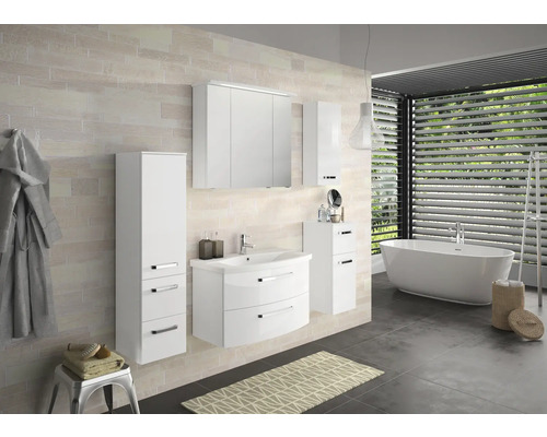 Kúpeľňa s umývadlom, zrkadlovou skrinkou, vysokou skrinkou a vaňou