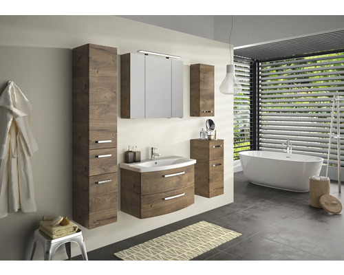 Kúpeľňa s umývadlom, zrkadlovou skrinkou, vysokou skriňou a vaňou vo svetlej miestnosti