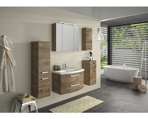 Kúpeľňa s umývadlovou skrinkou, zrkadlovou skrinkou a vysokou skrinkou vo vzhľade dreva