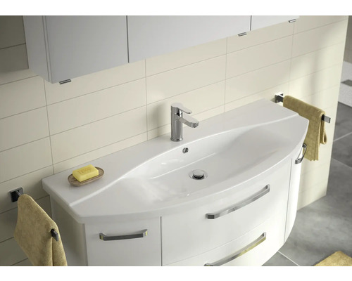 Kúpeľňa s umývadlovou skrinkou, batériou a držiakmi na uteráky