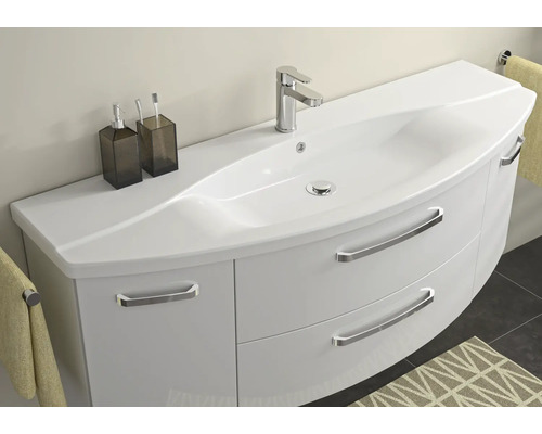 Umývadlo so skrinkou, batériou a úložným priestorom v kúpeľni