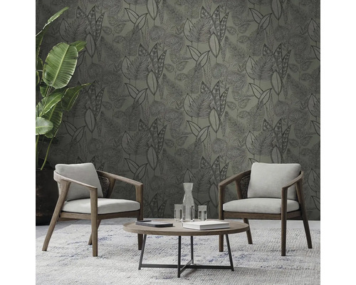 Interiér s tapetou so vzorom, dvoma kreslami a stolom