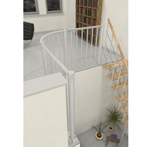 Interiérový záber svetlej obývačky so špirálovým schodiskom a priamym schodiskom