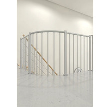 Pohľad na schodisko s kovovým zábradlím