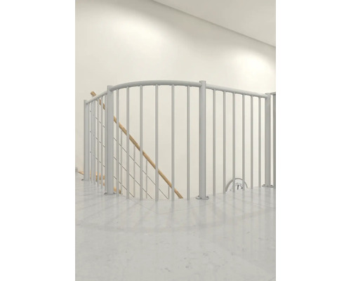 Pohľad na schodisko s kovovým zábradlím