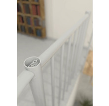 Detail bieleho kovového schodiskového zábradlia