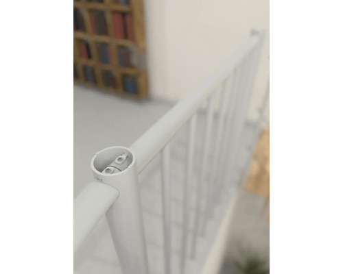 Detail bieleho kovového schodiskového zábradlia