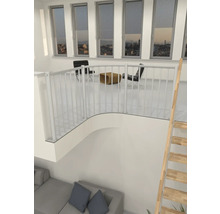 Svetlá obývacia izba s galériou, zábradlím a rebríkom