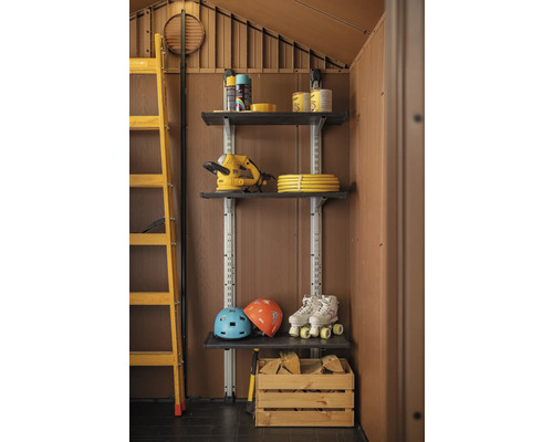 Regálový systém s náradím, prilbami a kolieskovými korčuľami v záhradnom domčeku.