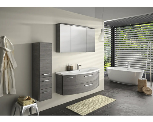 Moderná kúpeľňa s umývadlom, zrkadlovou skrinkou, vysokou skrinkou a voľne stojacou vaňou.