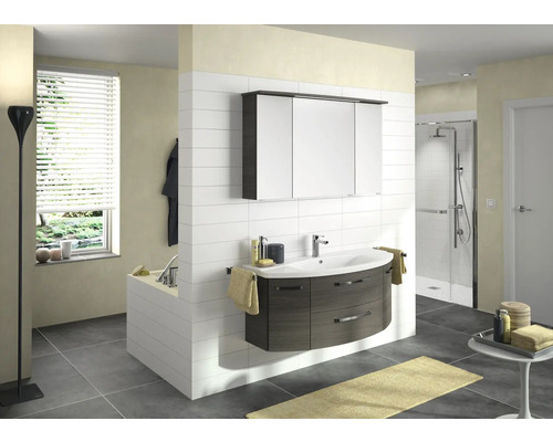 Svetlá kúpeľňa s umývadlovou skrinkou, zrkadlovou skrinkou a vaňou