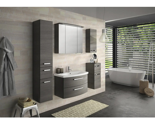 Svetlá kúpeľňa s umývadlom, zrkadlovou skrinkou a vaňou.