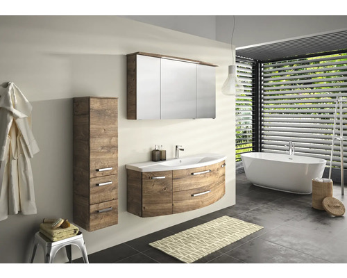 Moderná kúpeľňa s umývadlovou skrinkou, zrkadlovou skrinkou a vysokou skrinkou vo vzhľade dreva a vaňou