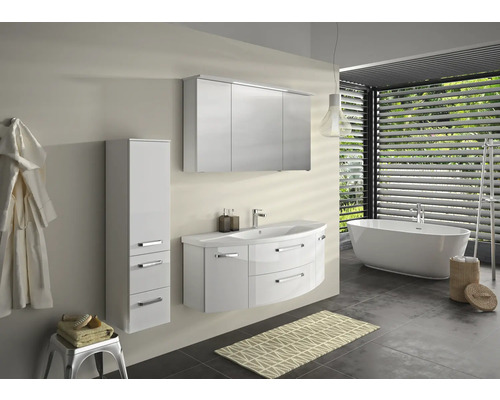 Svetlá kúpeľňa s umývadlom, zrkadlovou skrinkou, vysokou skrinkou a vaňou.