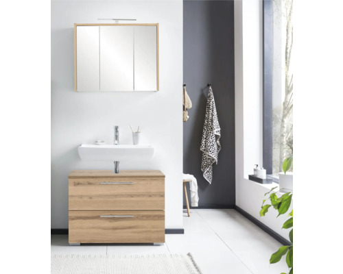 Kúpeľňa s umývadlovou skrinkou, umývadlom na dosku a zrkadlovou skrinkou