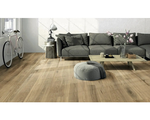 Obývacia izba s drevenou podlahou, pohovkou a dekoráciou