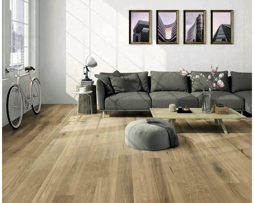 Svetlá obývacia izba s drevenou podlahou, pohovkou, stolom a dekoráciou