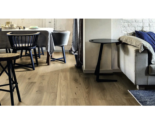 Obytný priestor so svetlou drevenou podlahou, jedálenským stolom a pohovkou